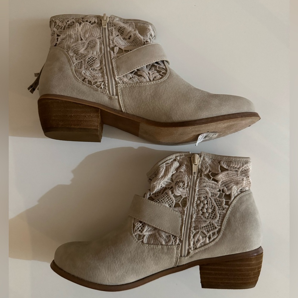 Buckle Cream Crochet Boho Bohemian Hipster Beachy Short Boot Bootie 8.5 NIB - Picture 3 of 6